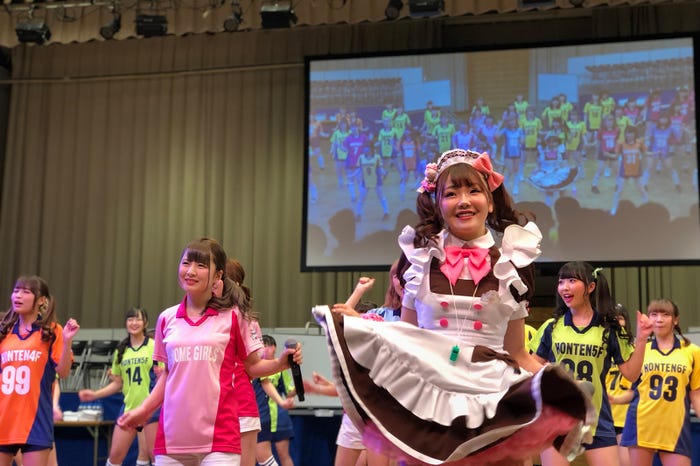 『永遠メイド主義』を歌唱 (提供写真)