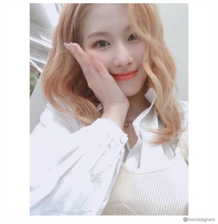 TWICEサナ、透明感溢れるブロンドヘアにイメチェン「女神」とファン歓喜