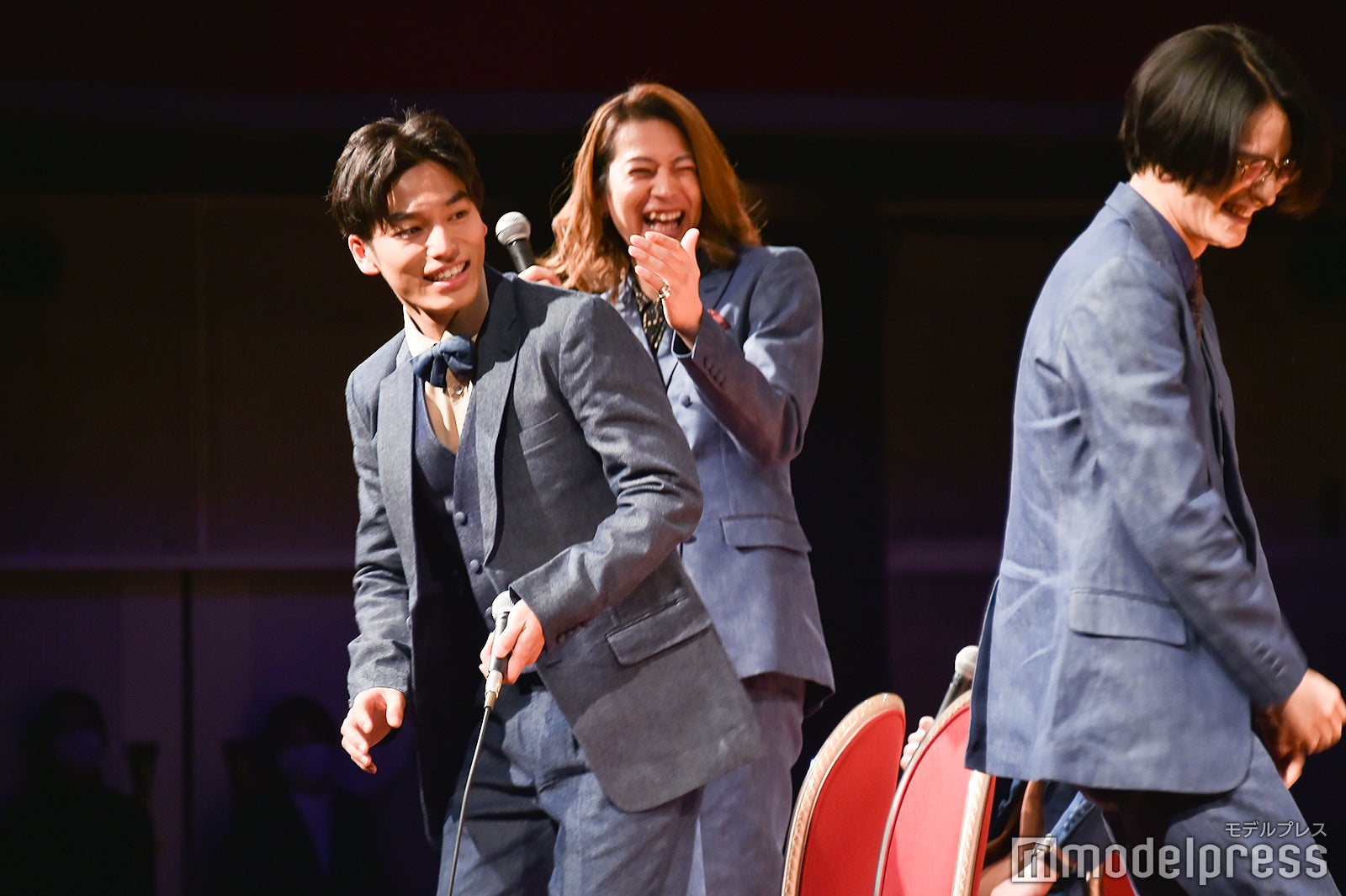 席替えでふざける／男劇団 青山表参道X「ENDLESS REPEATERS —エンドレスリピーターズ—」DVD発売記念イベント （C）モデルプレス