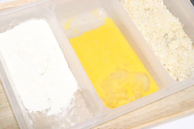 キャンドゥ 揚げ物らくトレー キャンドゥの揚げ物らくトレーに小麦粉と卵液とパン粉を入れる