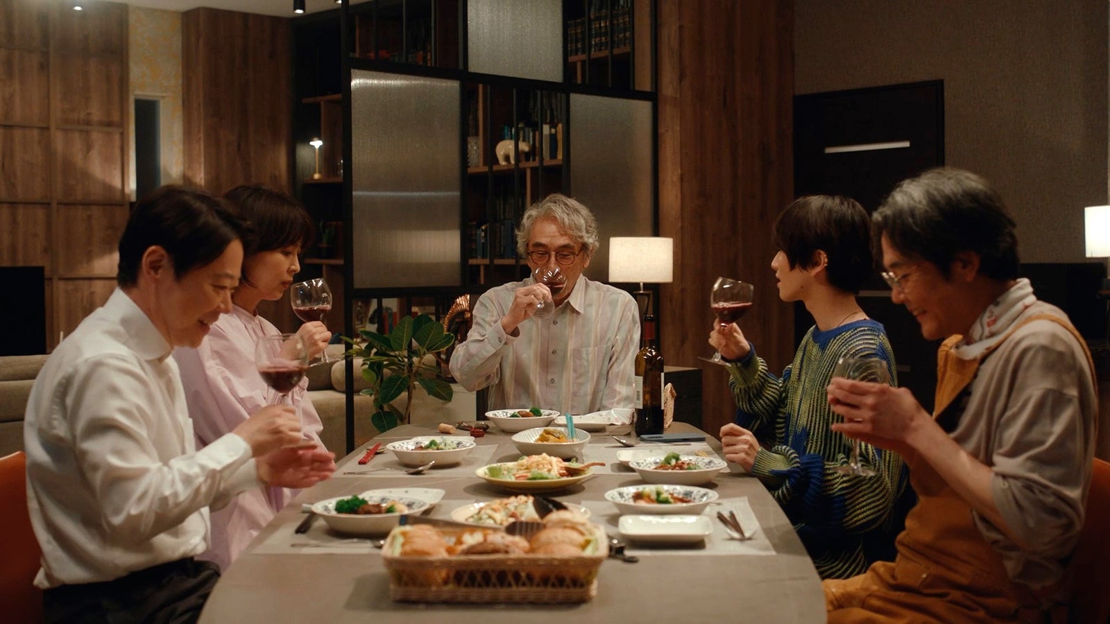 阿部サダヲ、松たか子、段田安則、板垣李光人、岡部たかし「しあわせな結婚」第1話（C）テレビ朝日