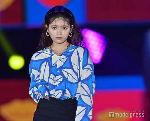 “TikTok女性フォロワー日本一”景井ひな、大胆スリットから美脚全開<GirlsAward 2022 S/S>