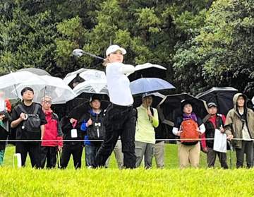 高橋彩華が鈴木愛との一騎打ちを制し通算4勝目