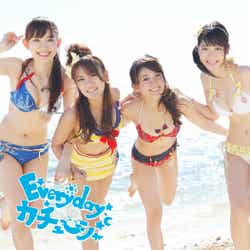 「Everyday、カチューシャ」Type-B(通常盤)左から:小嶋陽菜、高橋みなみ、大島優子、柏木由紀