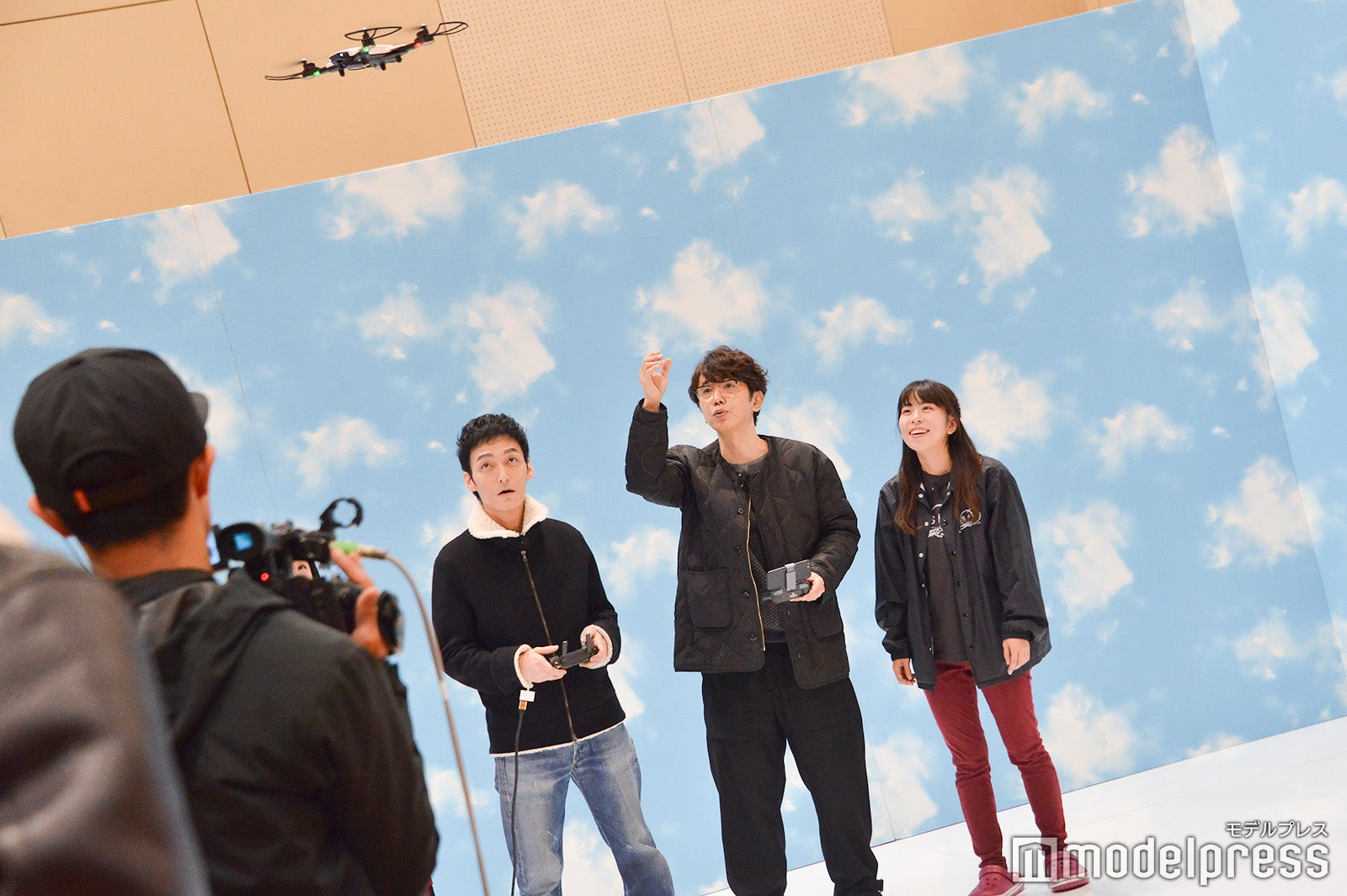 ドローン操作に大興奮 （C）モデルプレス