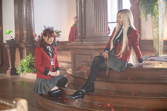 佐々木美玲、長井短/ドラマ「賭ケグルイ双」(C)河本ほむら・尚村透・斎木桂/SQUARE ENIX(C)2021 ドラマ「賭ケグルイ双」製作委員会