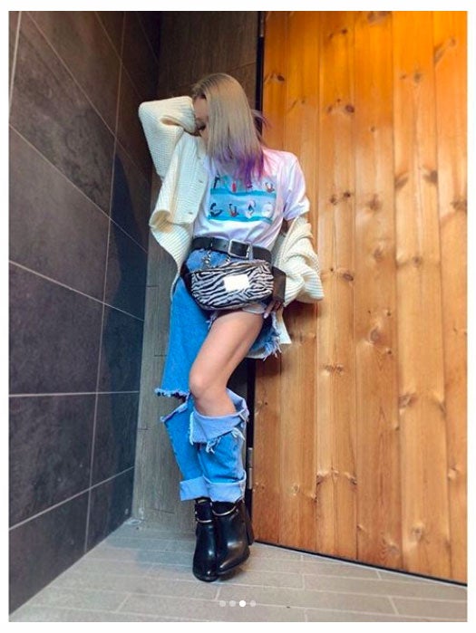 倖田來未、ダメージデニムから覗く美脚がSEXY　ピンク＆パープルの新ヘアにも注目集まる