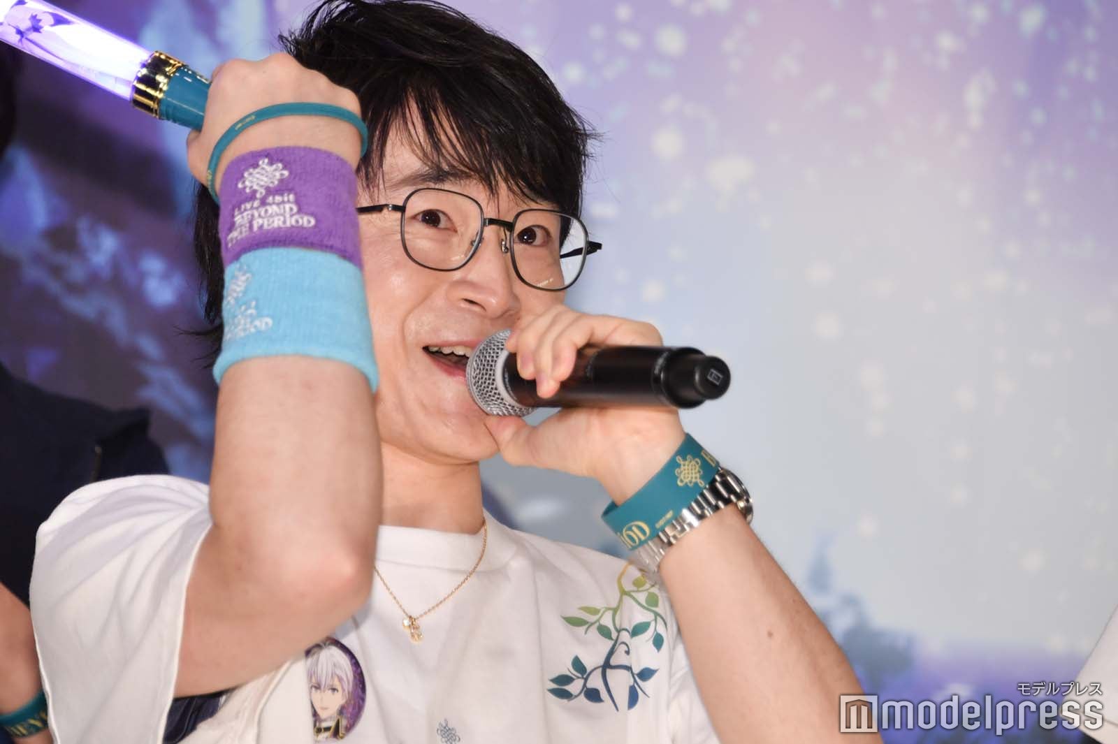 「KENNくんもいま～す！」と不在のKENN演じる四葉環のメンバーカラーリストバンドを見せた阿部敦（C）モデルプレス