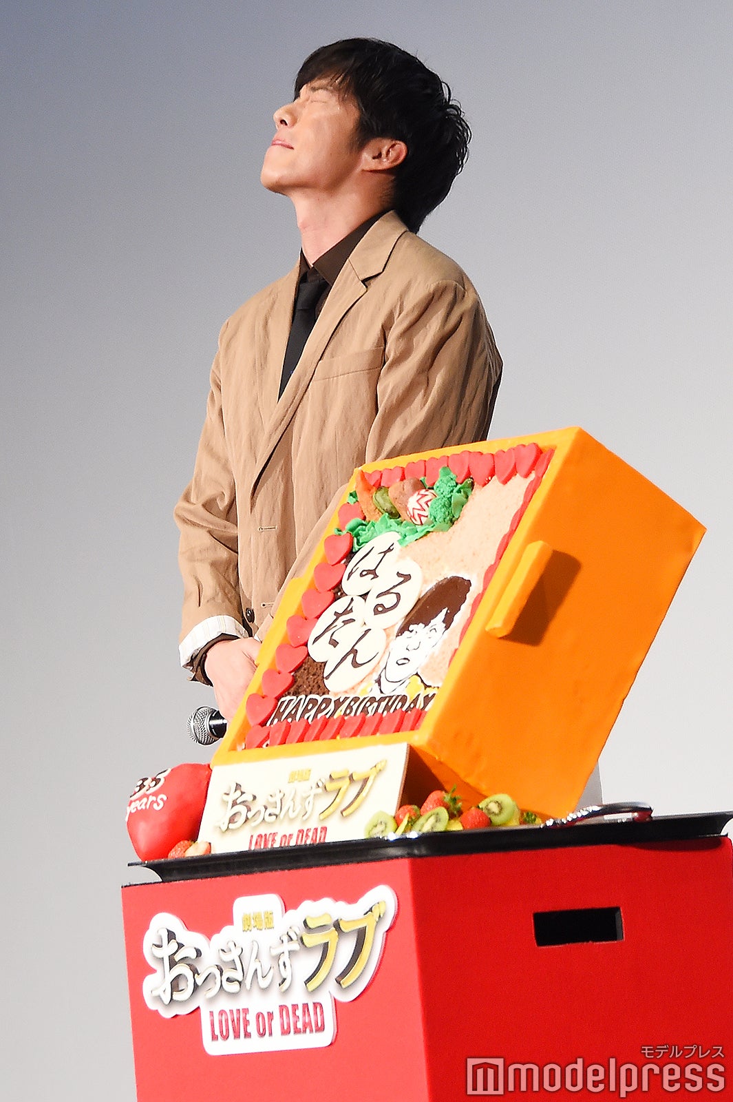 OL民からのバースデーソングを噛み締めながら聴く田中圭（C）モデルプレス