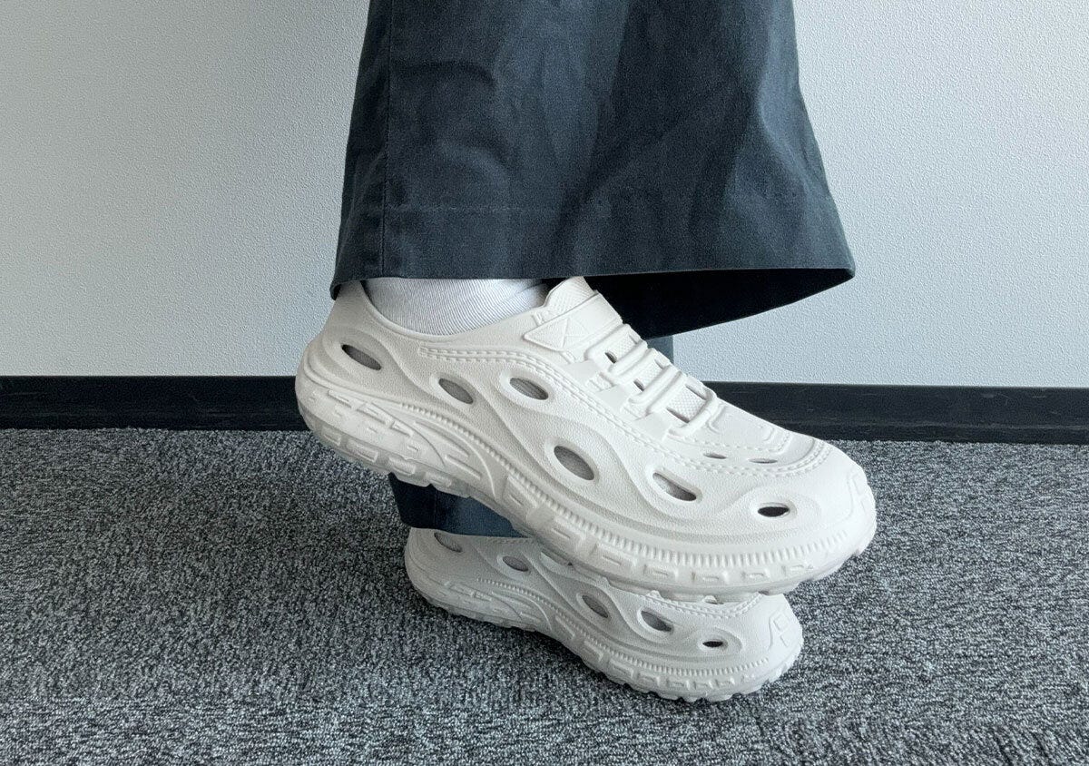 濃い色のパンツと白い靴下、白いEVAサンダルを履いた足元 濃い色のパンツと白い靴下、白いEVAサンダルを履いた足元