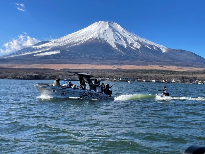 ウェイクサーフィンと歌舞伎の融合(C)日本テレビ