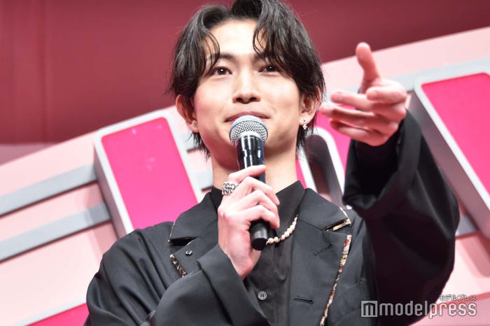 胸キュンシチュエーションを披露する綱啓永(C)モデルプレス