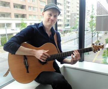 フィンランドのギタリスト、ペッテリ・サリオラが9年ぶりに来日「聴くに値するものを作りたいと常に思っている」