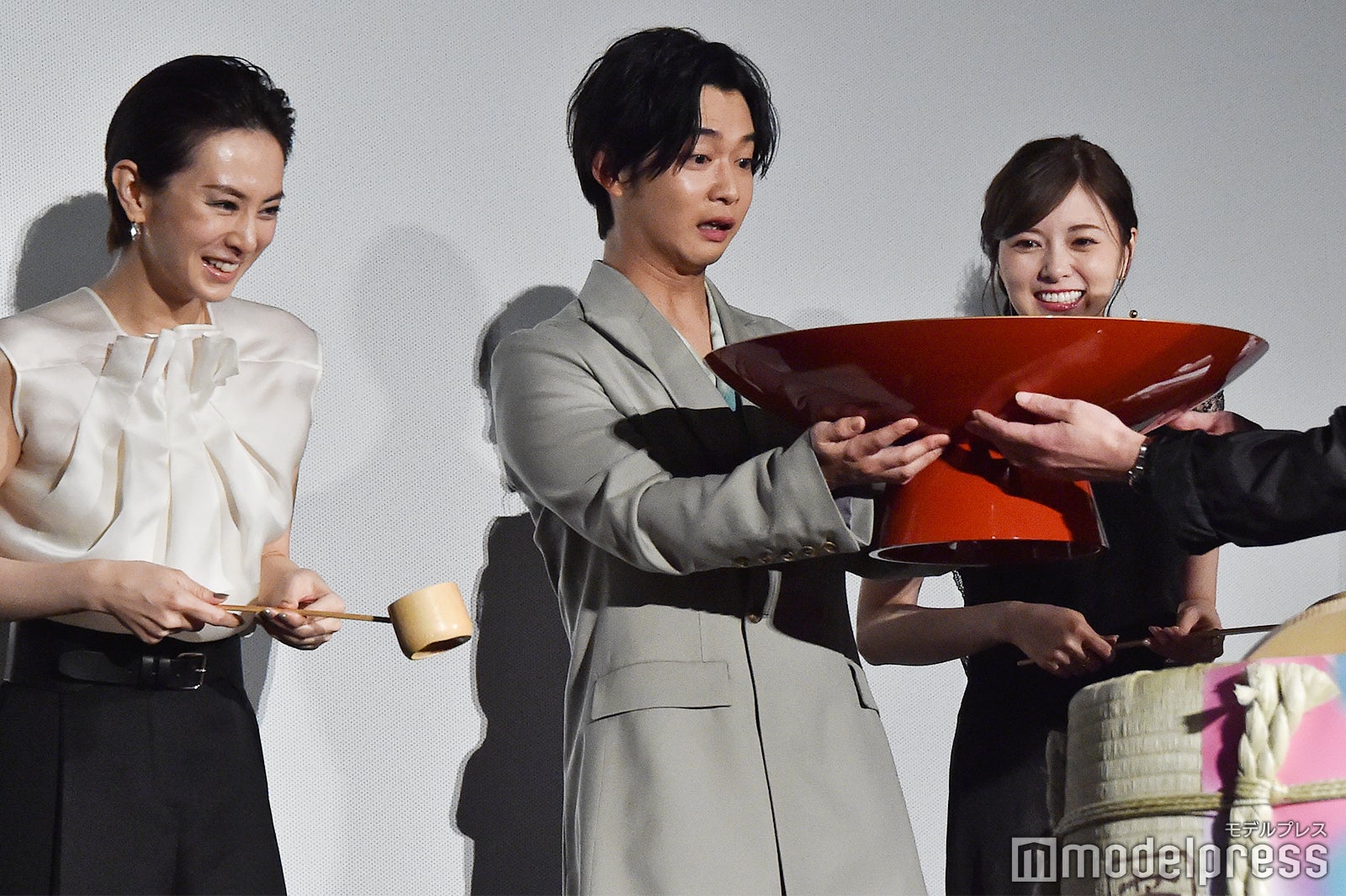 大盃の大きさに驚く北川景子、千葉雄大、白石麻衣 （C）モデルプレス