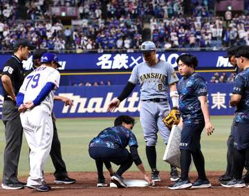 阪神大逆転直後の守りで珍事 三塁ベース付近に審判、スタッフが集結 佐藤輝ものぞきこむ