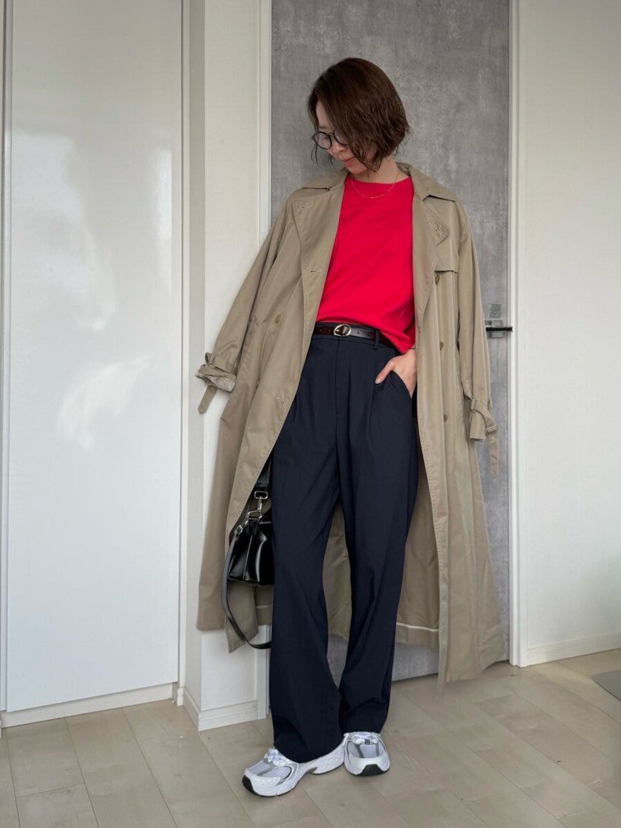 ユニクロスムースコットンクルーネックセーターとトレンチコートコーデ