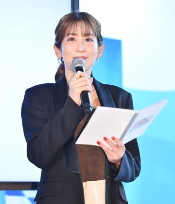 元NHKアナ、ぴったりトップス大人衣装で五輪開幕前イベント登場 藤沢五月、本田望結とカーリングショットも