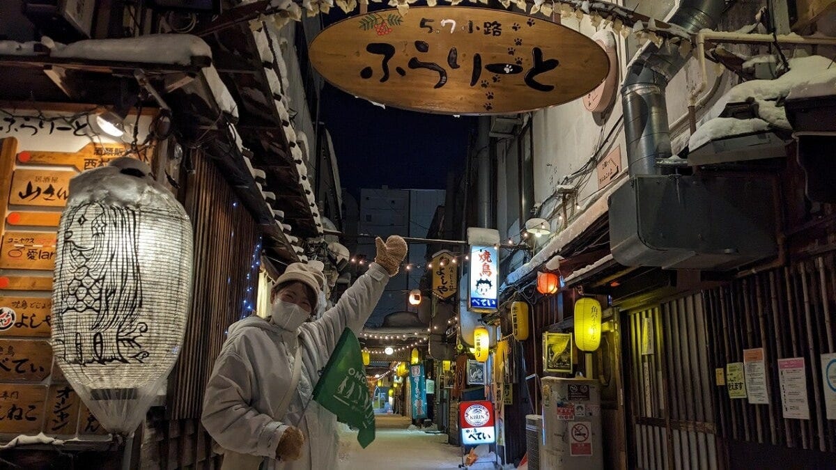 ご近所アクティビティでは、レンジャーが親友のように迎え、馴染みのお店を案内してくれる(OMO7旭川)