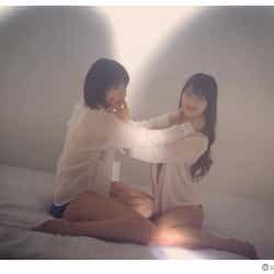 モデルプレス - NMB48白間美瑠&太田夢莉、SEXY透けシャツでボディタッチ!ドキドキ“みるーり”コンビに興奮の声