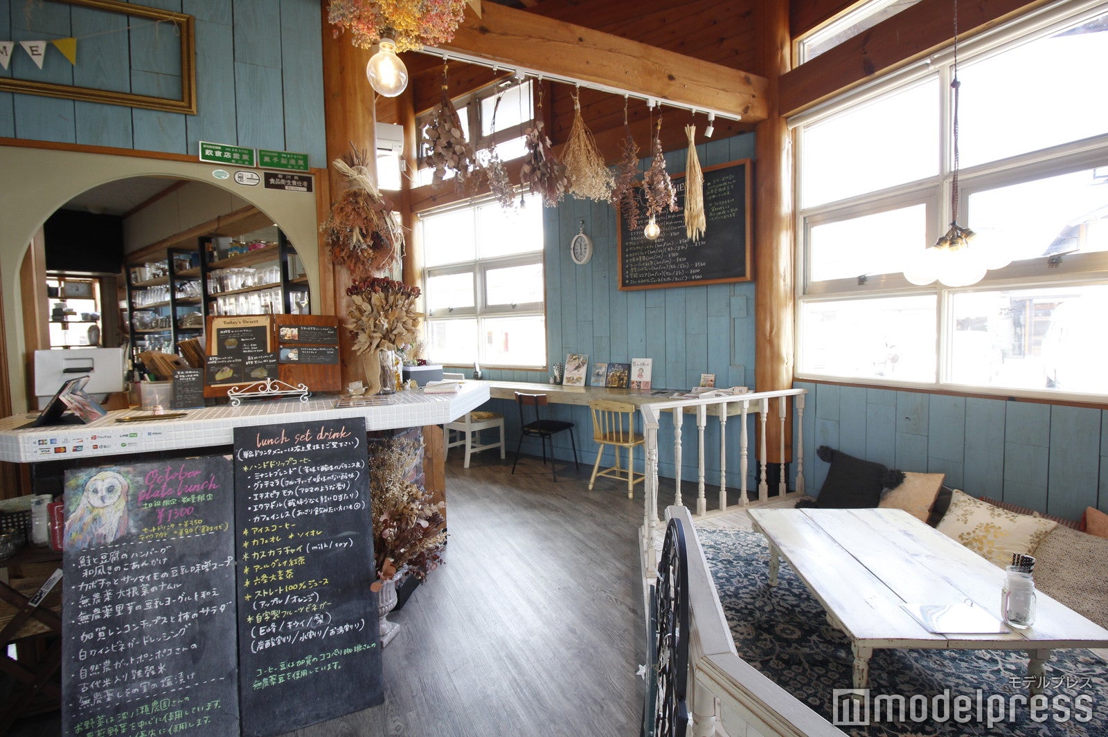 テーブルやイス、クッションなどインテリアも可愛い（C）モデルプレス