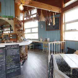 テーブルやイス、クッションなどインテリアも可愛い(C)モデルプレス