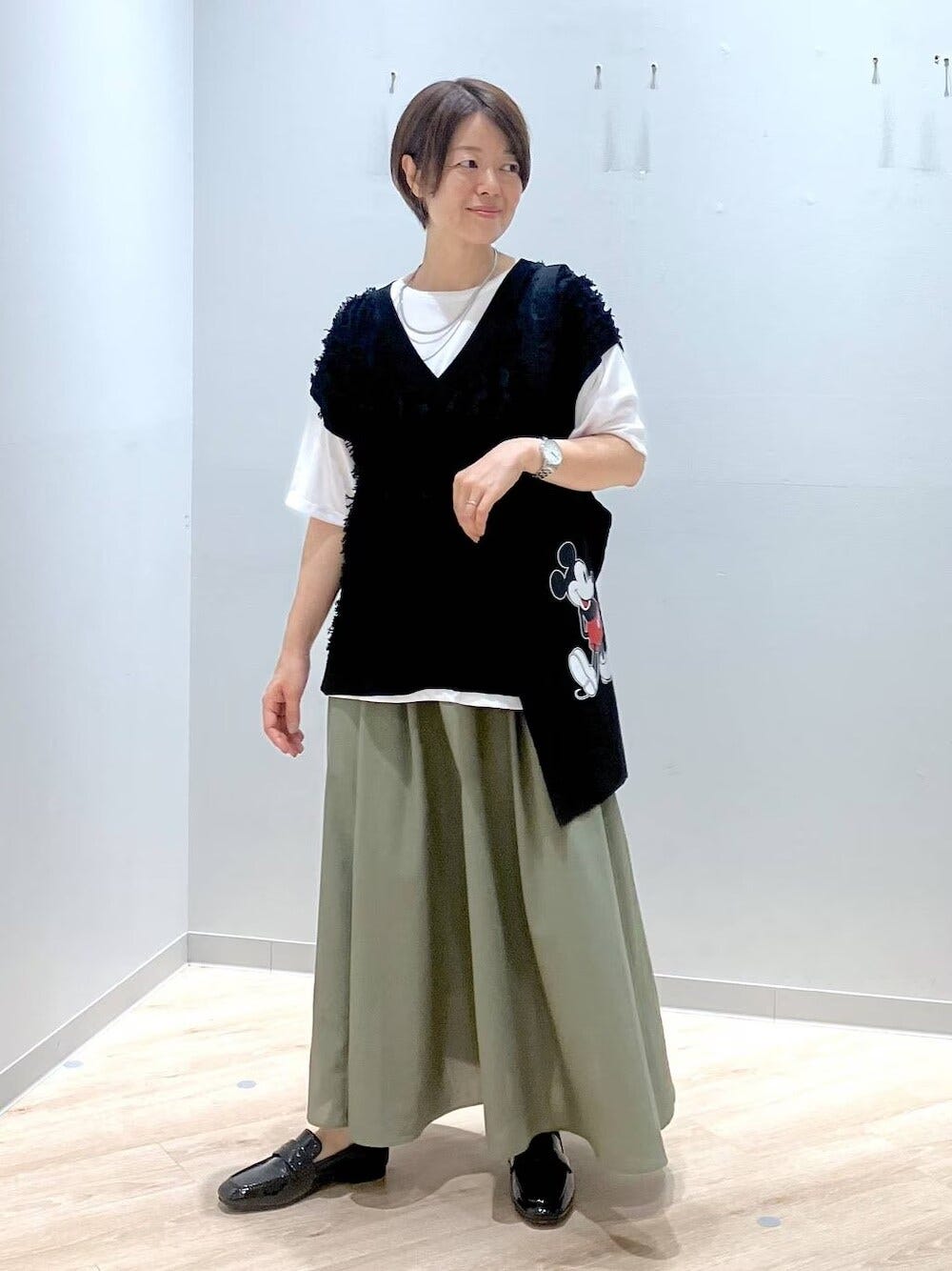 【OKコーデ】オンでもオフでも履けるローファータイプのレインシューズが便利 出典:WEAR