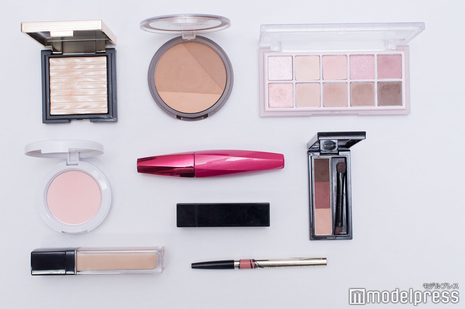 竹俣紅アナのメイクポーチの中身をチェック！（C）モデルプレス