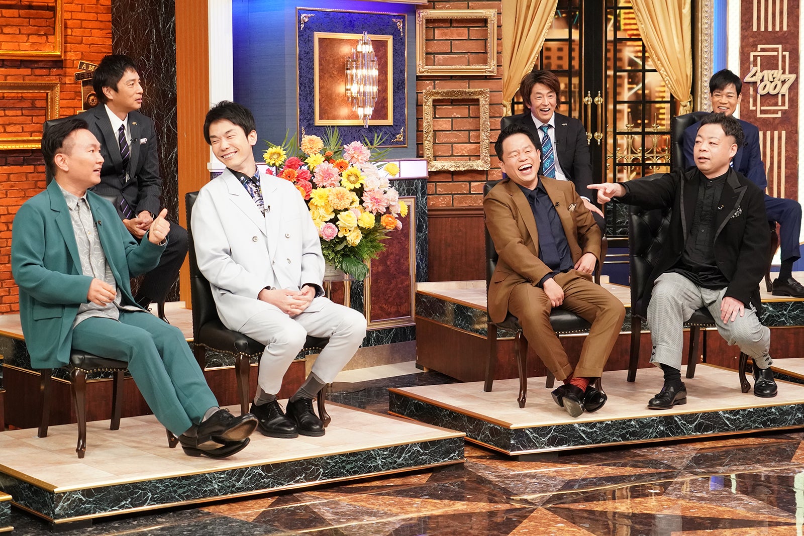 （前段左から）かまいたち（山内健司、濱家隆一）、ダイアン（津田篤宏、ユースケ）（後段左から）徳井義実、堀内健、名倉潤 （C）日本テレビ