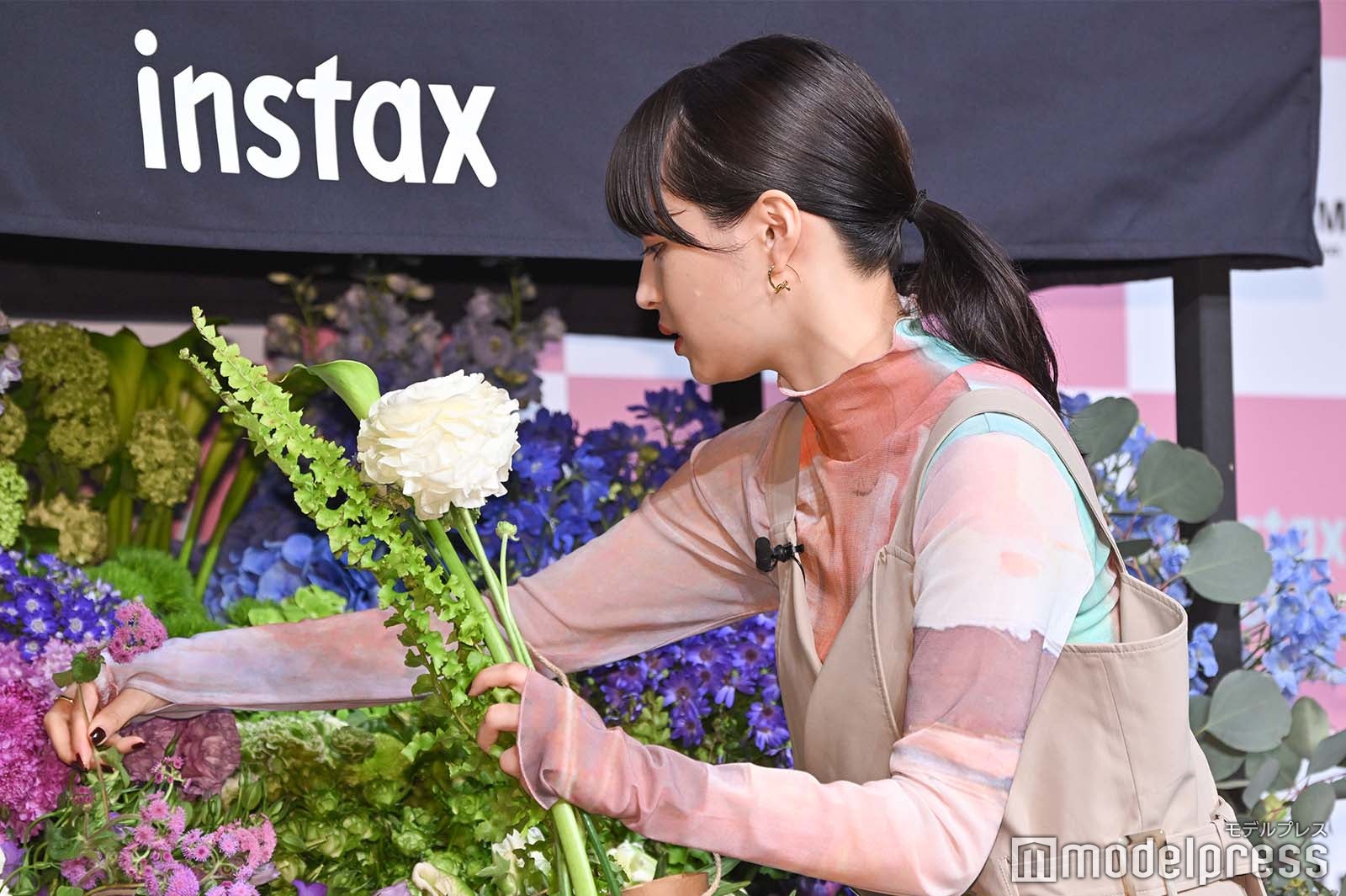 ブーケ作りに挑戦する広瀬すず （C）モデルプレス