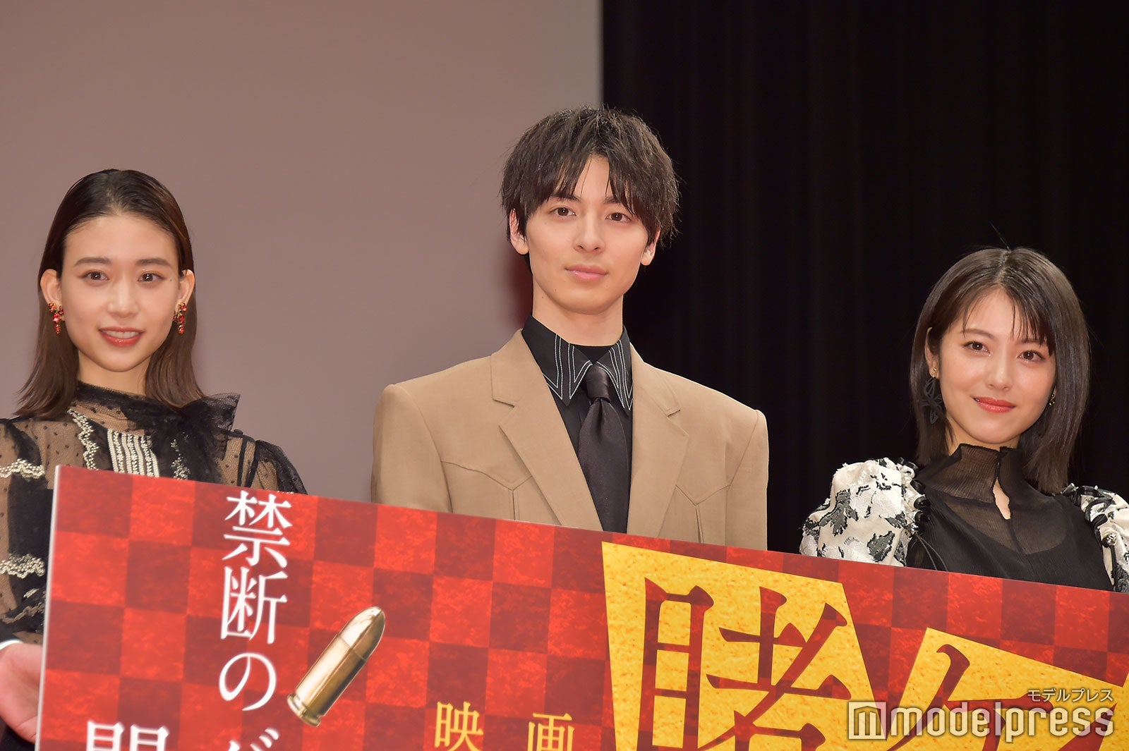ジャニーズWEST - 賭ケグルイ☆プレスシート☆浜辺美波&amp;藤井流星 藤井流星の浮世離れした存在感！『賭ケグルイ』P語る魅力