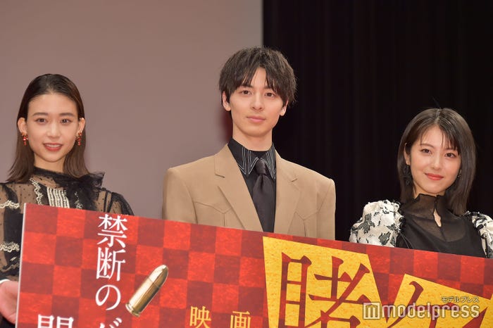 映画の完成披露報告会に登壇した森川葵、高杉真宙、浜辺美波(C)モデルプレス