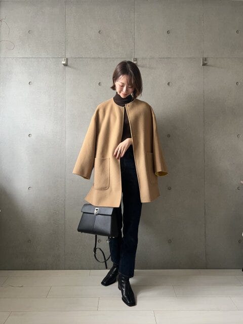 ユニクロのエクストラファインメリノリブタートルネックセーターのブラウンとノーカラーコートを合わせた着こなし