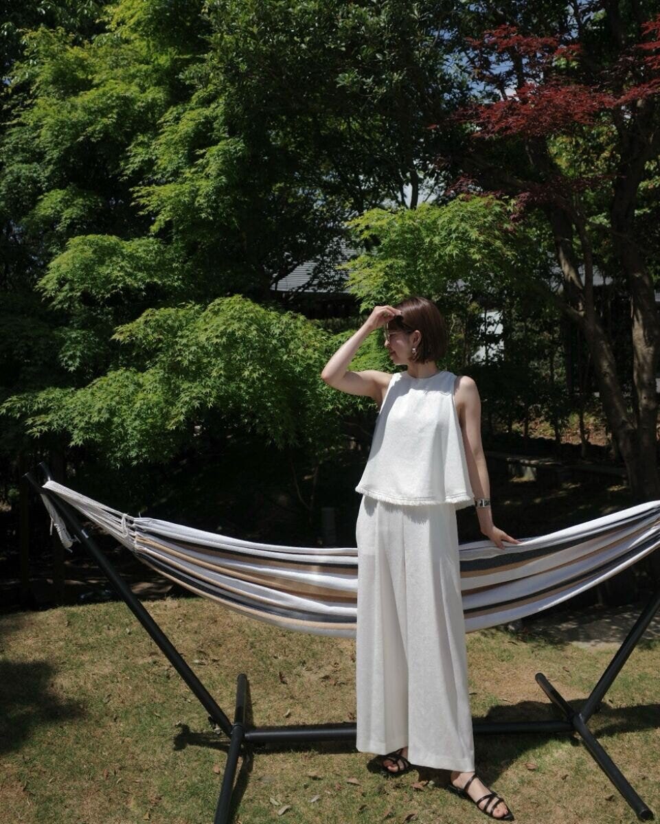 プレジャーリゾート outfit オールホワイトのオールインワン×サンダルのリゾートコーデ