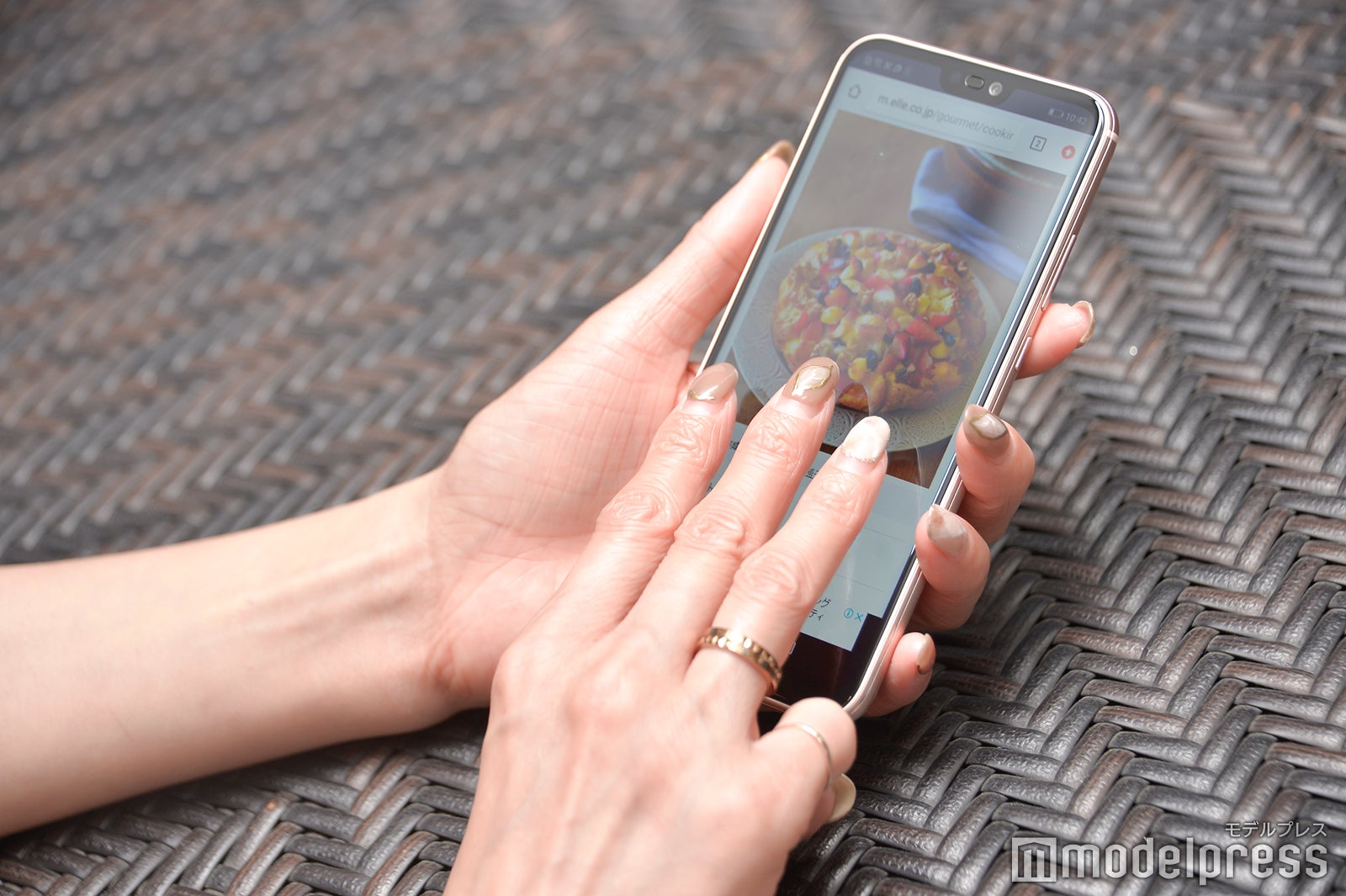 ディスプレイを3本の指でなぞって、簡単画面保存（C）モデルプレス