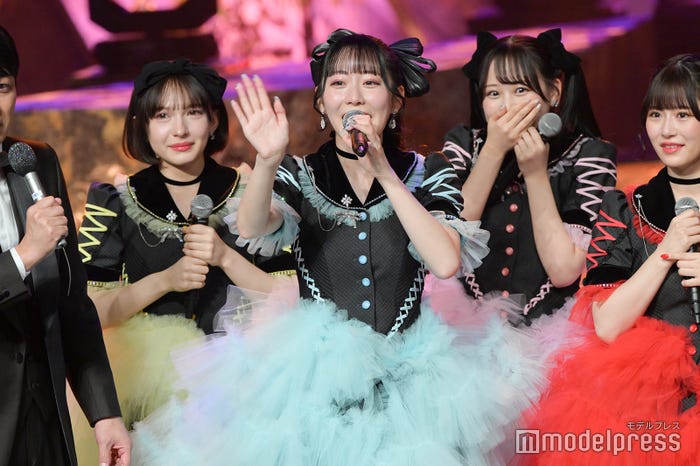 (中央)真中まな(C)モデルプレス