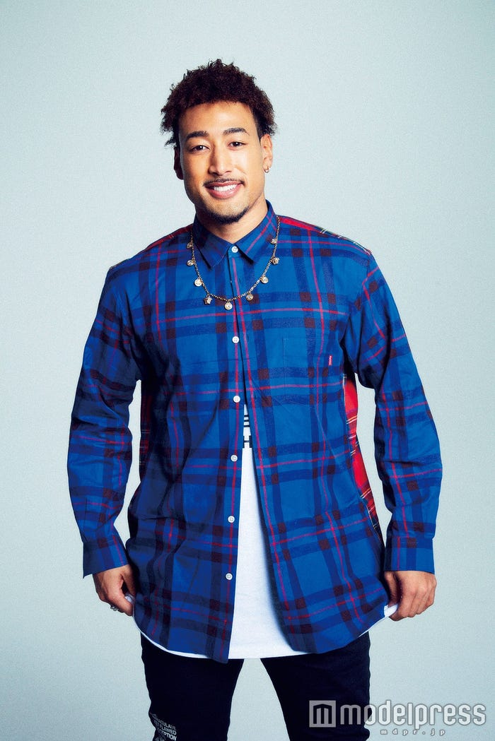 関口メンディー/「steady.」4月号より(画像提供:宝島社)