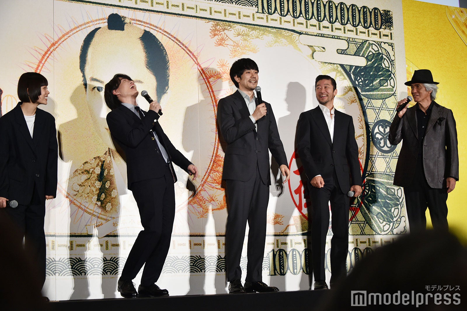 松山ケンイチの謎行動に思わず笑う杉咲花、神木隆之介、浅野忠信、佐藤浩市（C）モデルプレス