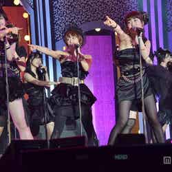 AKB48“チームサプライズ”／左から：渡辺麻友、高橋みなみ、大島優子、板野友美