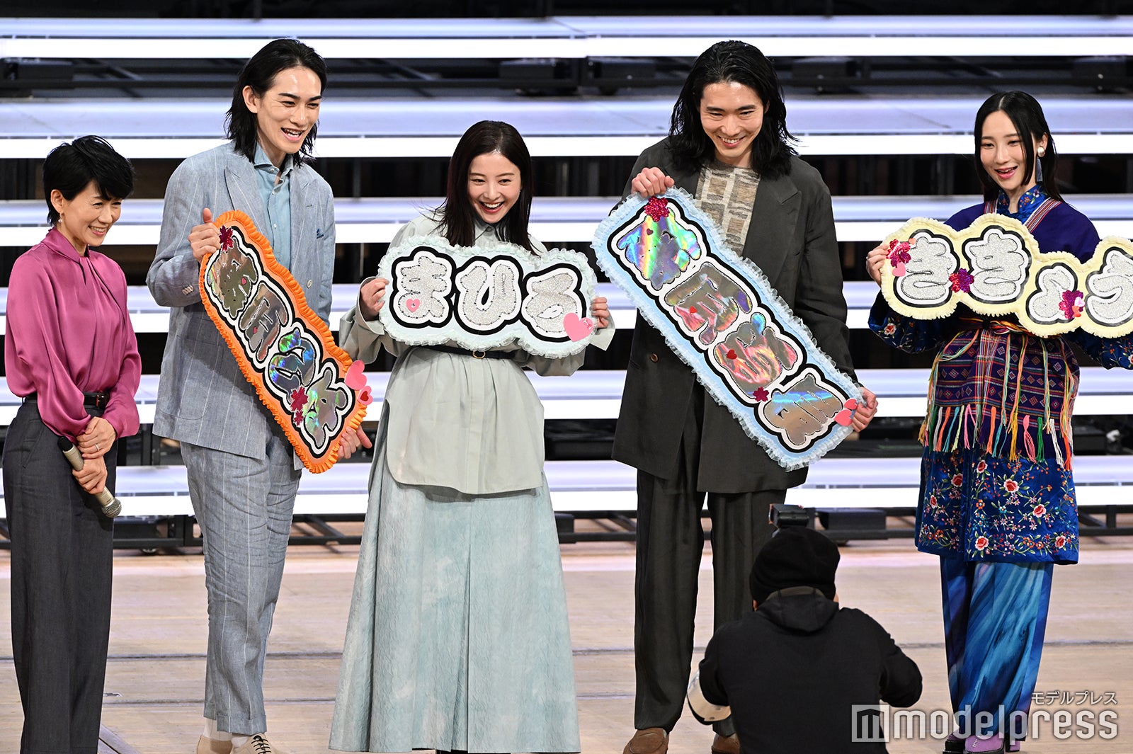 伊東敏恵アナウンサー、町田啓太、吉高由里子、柄本佑、ファーストサマーウイカ（C）モデルプレス