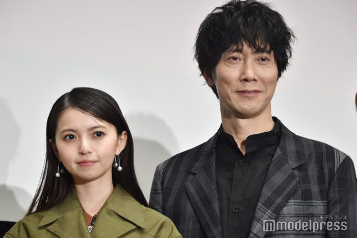 親子役を演じた齋藤飛鳥、佐々木蔵之介(C)モデルプレス