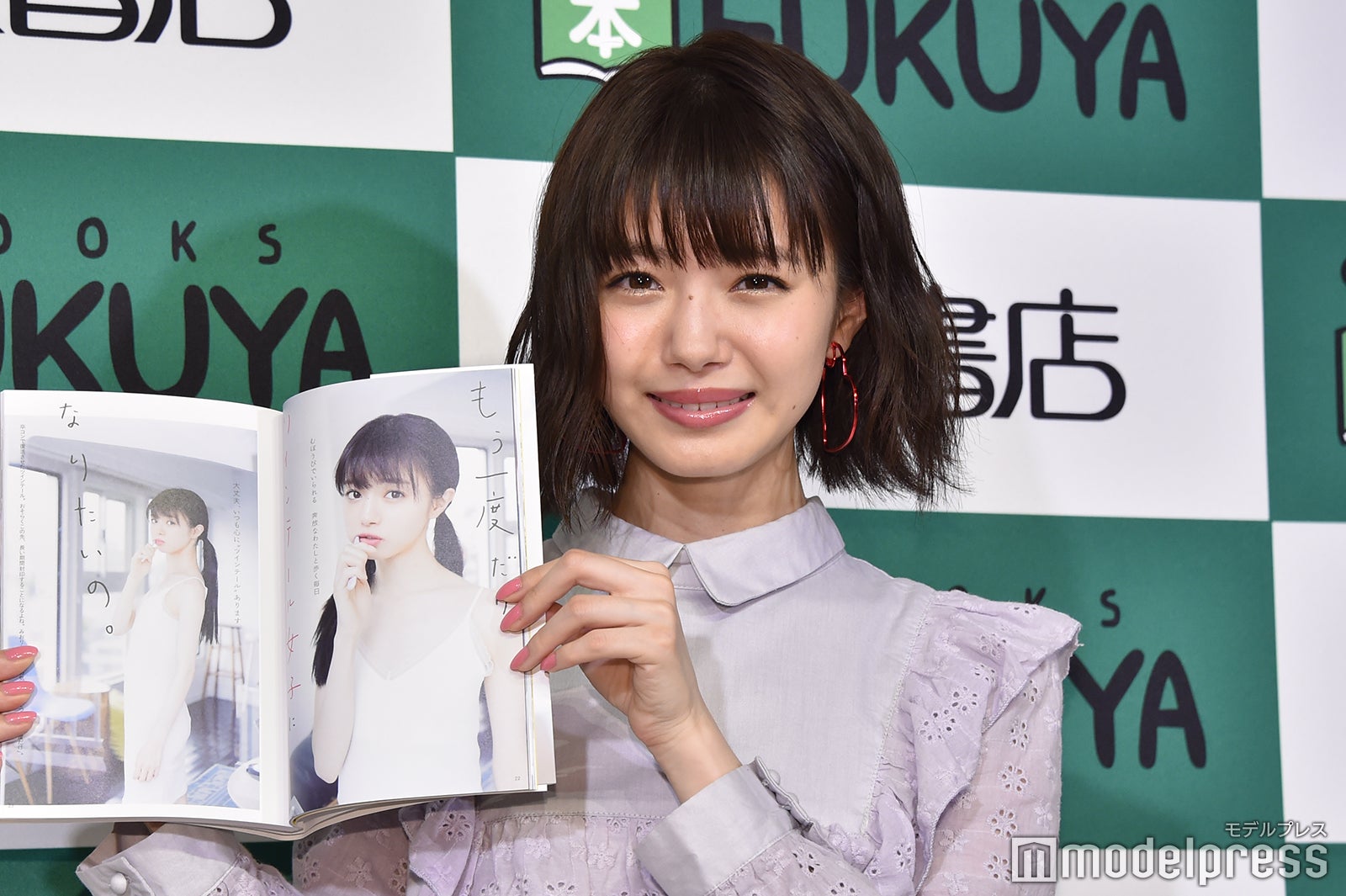 ツインテール姿のカットを紹介する市川美織 （C）モデルプレス