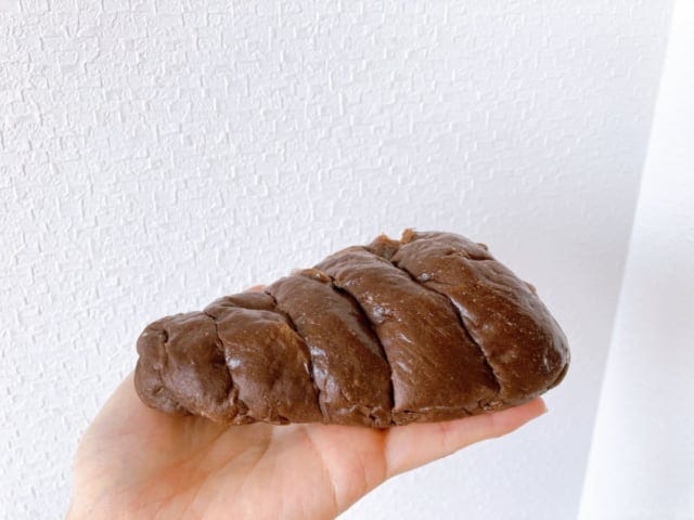 パンはふわっとしていて甘さ控えめの生地です。