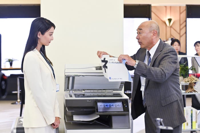 菜々緒、高橋克実「無能の鷹」第1話(C)テレビ朝日