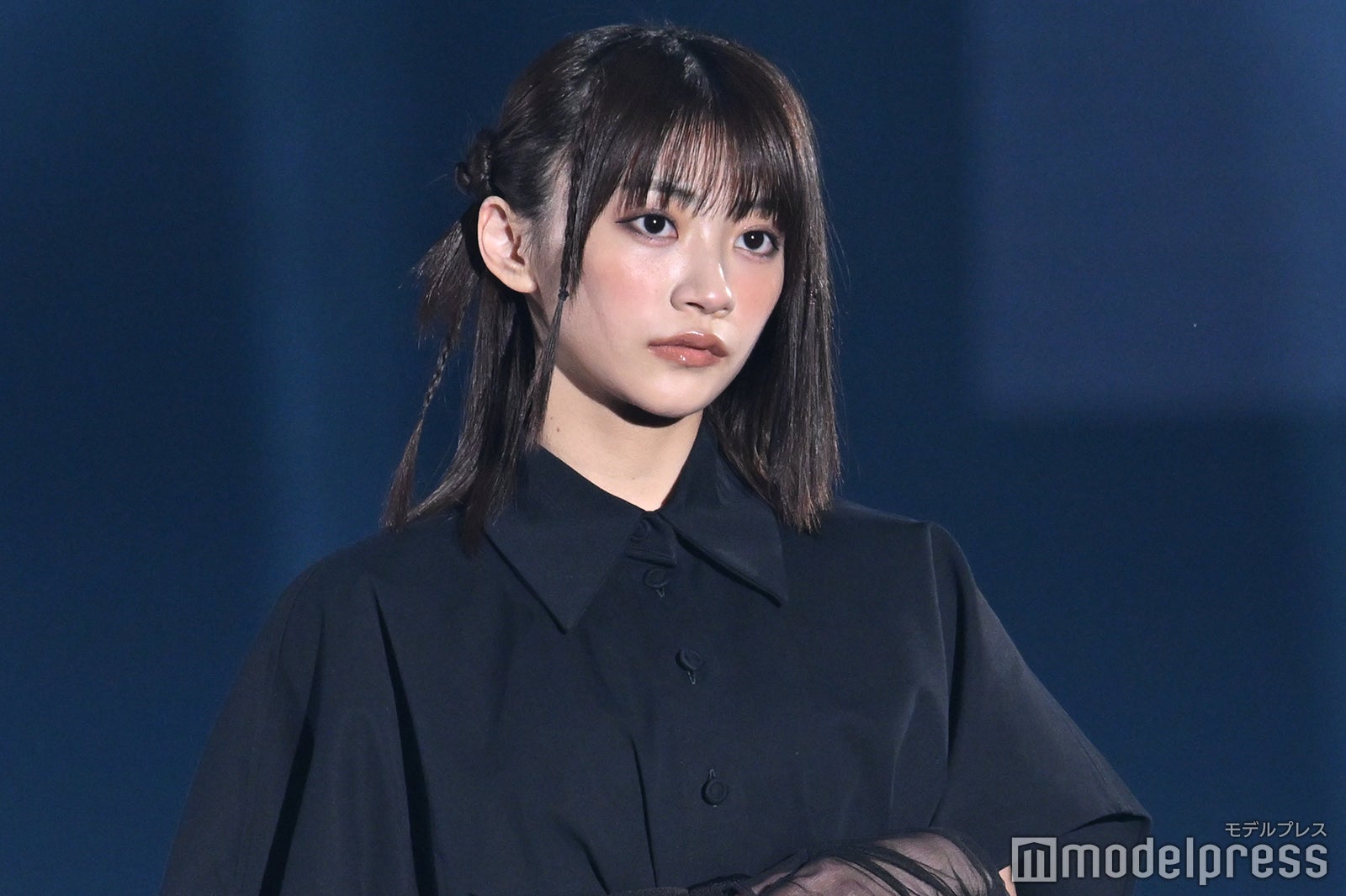 CUTIE STREET板倉可奈、オールブラックコーデがクール ロングブーツから美脚チラリ【IDOL RUNWAY COLLECTION 2025】
