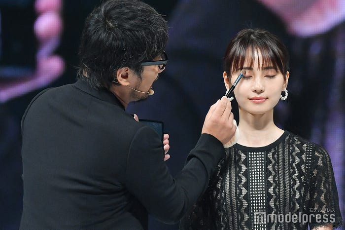 河北裕介、メイクを実践(C)モデルプレス