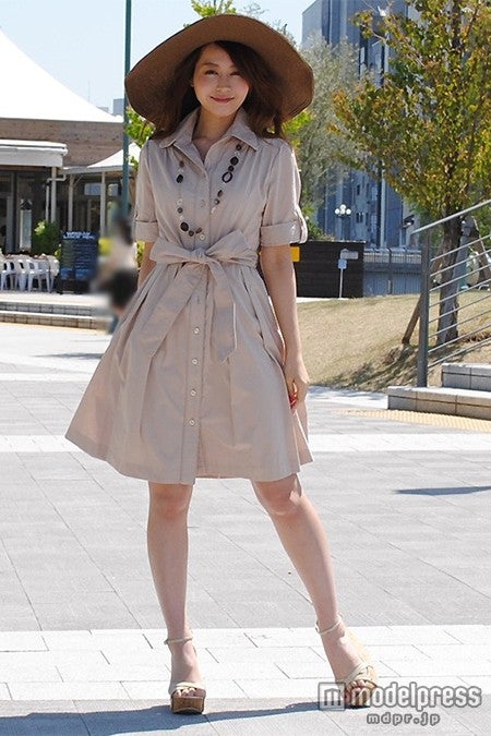 足元はヒールでスタイルアップ「eshopping」無地シャツワンピース 4,990円（税込）