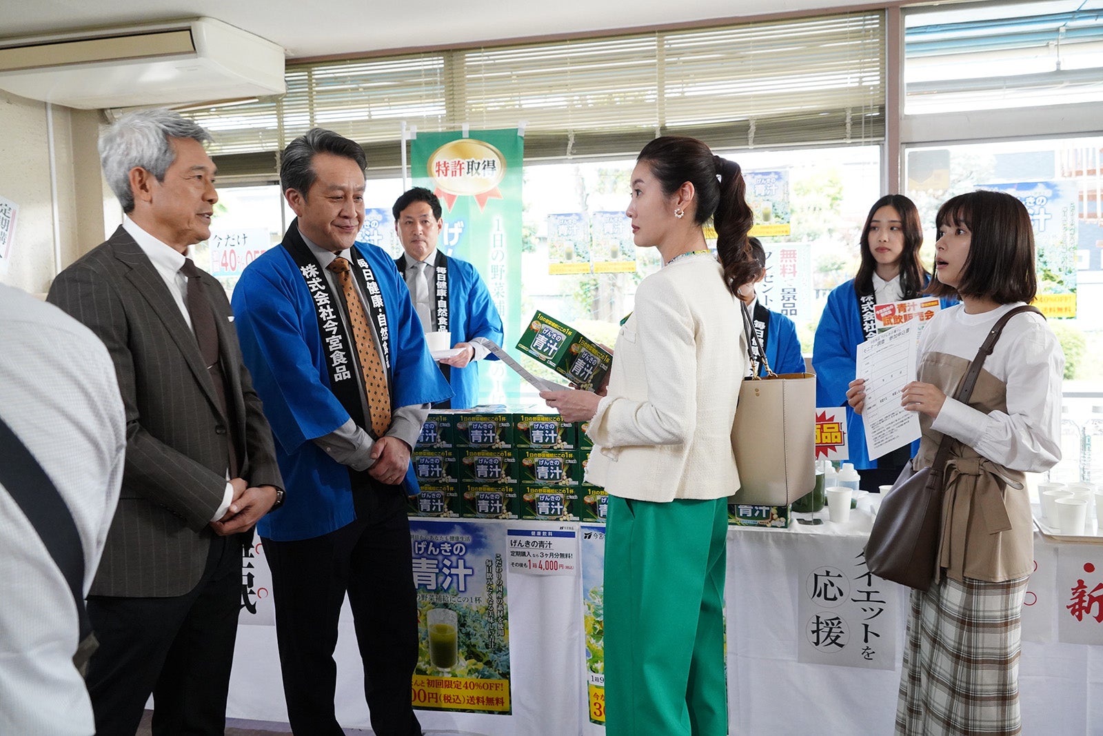 鶴見辰吾、岩谷健司、ともさかりえ、芳根京子「それってパクリじゃないですか？」第7話より（C）日本テレビ