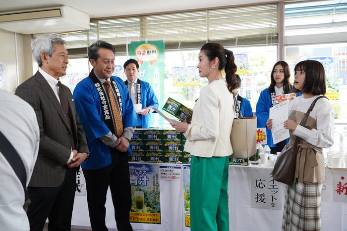 鶴見辰吾、岩谷健司、ともさかりえ、芳根京子「それってパクリじゃないですか?」第7話より(C)日本テレビ