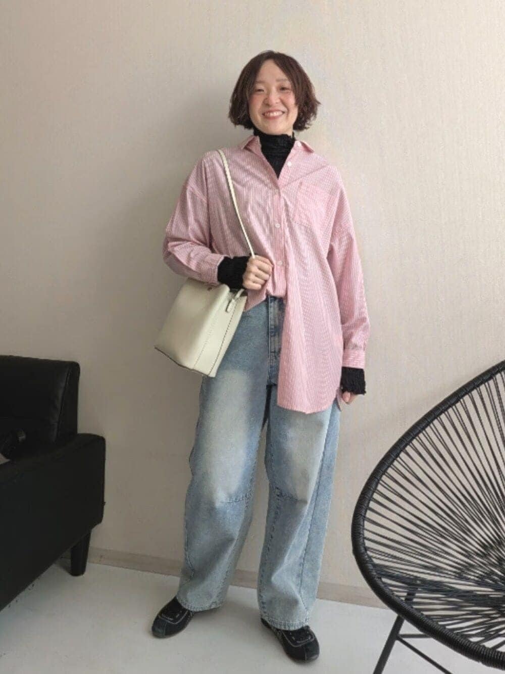 太めのワイドデニムにきれい色シャツを合わせて　出典：WEAR