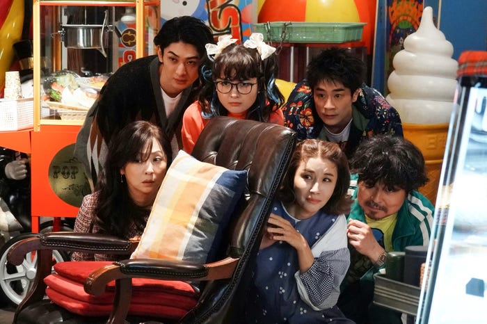 (後列左から)古川雄大、葵わかな、前田旺志郎(前列左から)斉藤由貴、鈴木紗理奈、小澤征悦/「Dr.チョコレート」第2話より(C)日本テレビ
